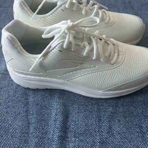 Brooks Classic White walking Shoes. Like new